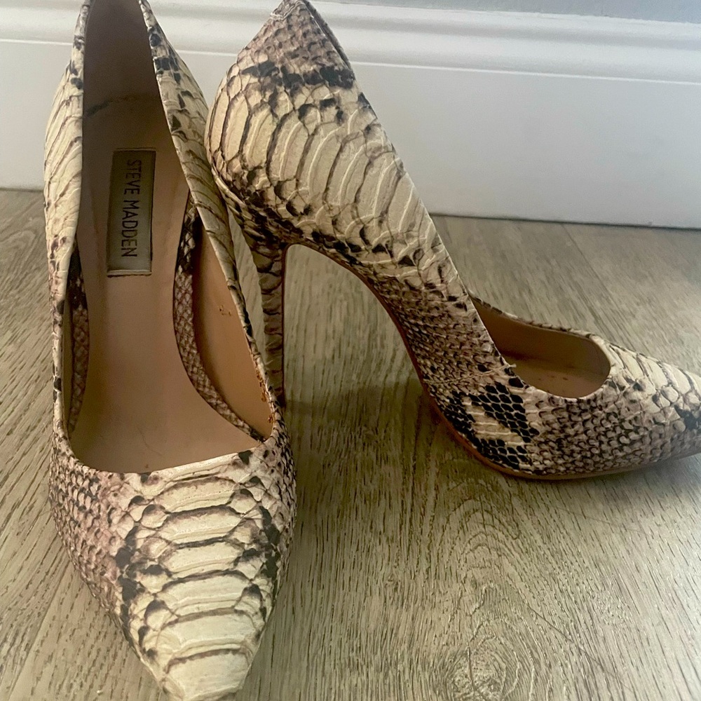 Steve Madden snakeskin beige pumps